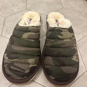 Minnetonka Faux Fur Lined slippers